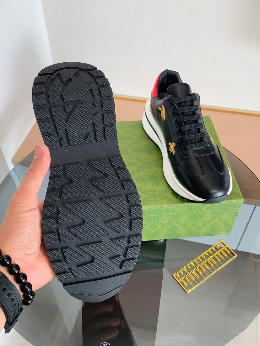 Factory price 420. The new high-quality GUCCI (Gucci) is launched simultaneously. The new men's shoes, 😘fabrics are selected from imported cowhide, and the lining is sheepskin lining. 👍🏿 High-end ☄️ air-cushion molded anti-slip rubber outsole, exquisite lines, simple and elegant, comfortable and high-end for leisure travel. Code number: 38 to 44 (45 can be customized and cannot be returned or exchanged)